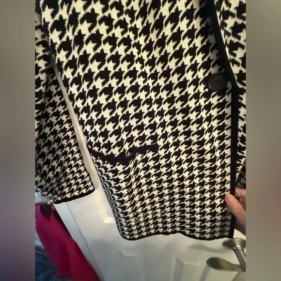 Max Studio Black and White Houndstooth Sweater Blazer - Picture 3 of 4